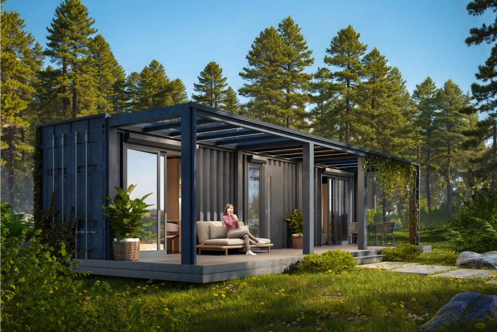 Nowoczesny dom kontenerowy całoroczny z dużymi przeszkleniami i tarasem w leśnej scenerii